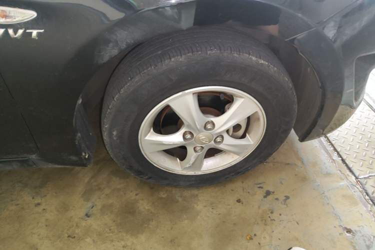 Used Hyundai Verna (older generation) 2010 Sedan 1.4L Manual Comfort GS Right Front Wheel Hub