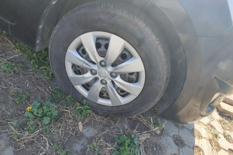 Used Hyundai Verna (older generation) 2010 Sedan 1.4L Manual Comfort GS Right Front Wheel Hub