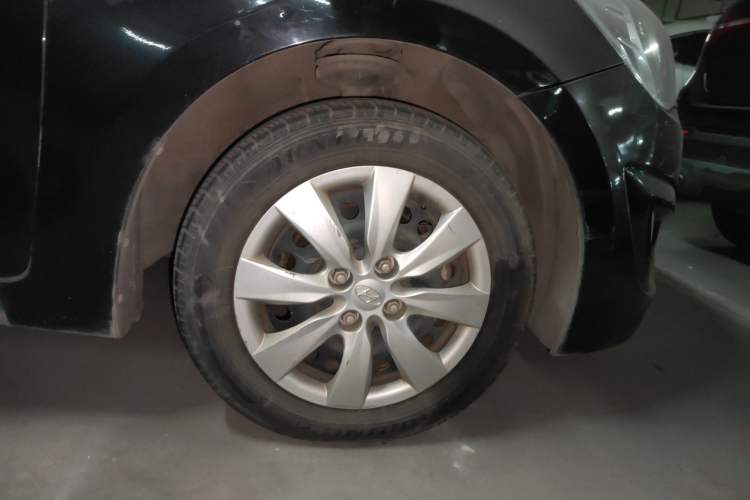 Used Hyundai Verna (older generation) 2010 Sedan 1.4L Manual Comfort GS Right Front Wheel Hub