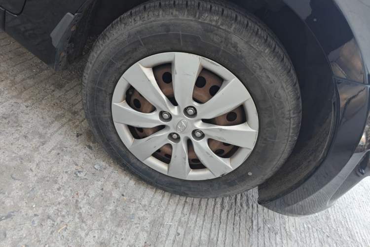 Used Hyundai Verna (older generation) 2010 Sedan 1.4L Manual Comfort GS Right Front Wheel Hub