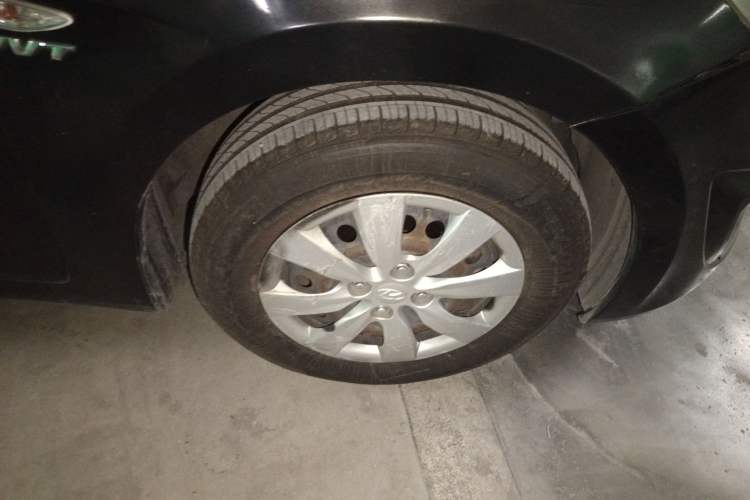Used Hyundai Verna (older generation) 2010 Sedan 1.4L Manual Comfort GS Right Front Wheel Hub