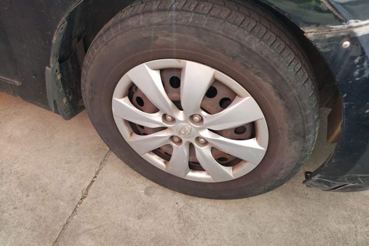 Used Hyundai Verna (older generation) 2010 Sedan 1.4L Manual Comfort GS Right Front Wheel Hub