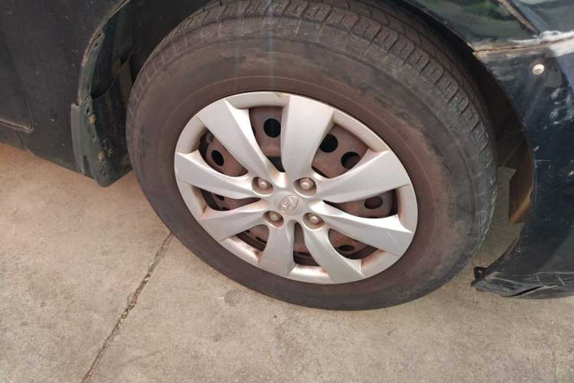 Used Hyundai Verna (older generation) 2010 Sedan 1.4L Manual Comfort GS Right Front Wheel Hub