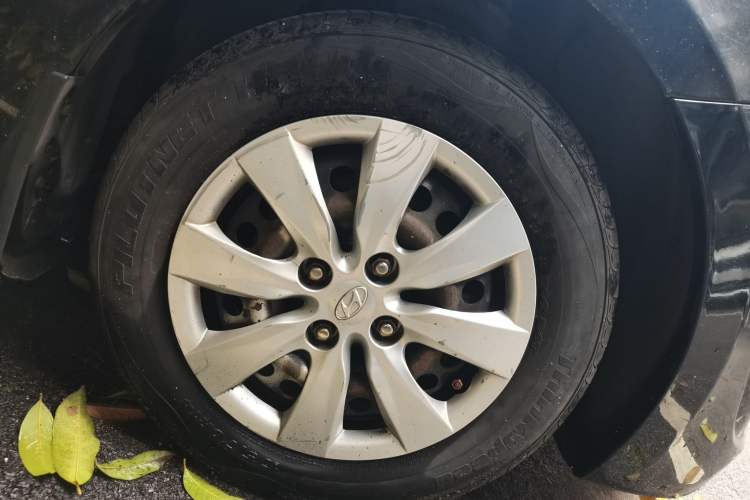 Used Hyundai Verna (older generation) 2010 Sedan 1.4L Manual Comfort GS Right Front Wheel Hub