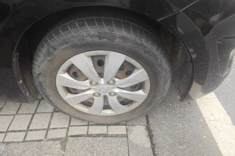 Used Hyundai Verna (older generation) 2010 Sedan 1.4L Manual Comfort GS Right Front Wheel Hub