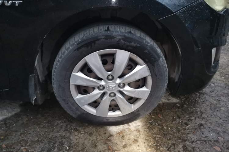 Used Hyundai Verna (older generation) 2010 Sedan 1.4L Manual Comfort GS Right Front Wheel Hub