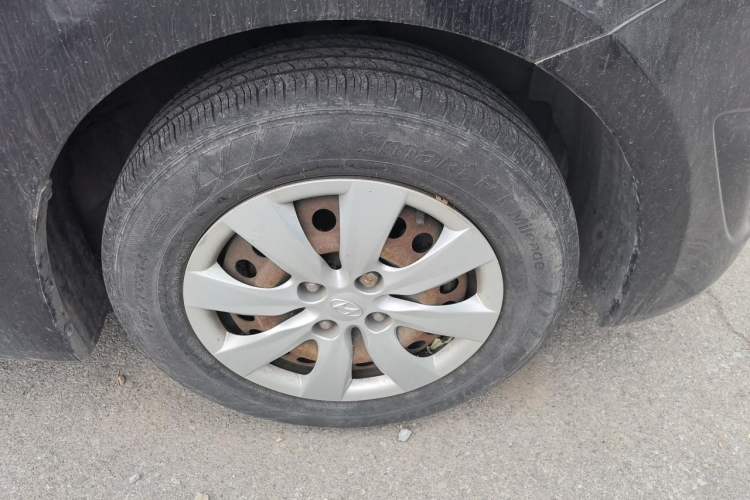 Used Hyundai Verna (older generation) 2010 Sedan 1.4L Manual Comfort GS Right Front Wheel Hub
