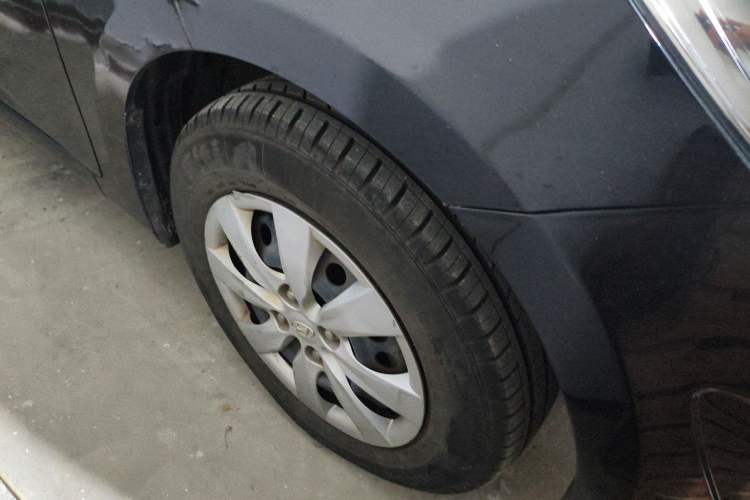 Used Hyundai Verna (older generation) 2010 Sedan 1.4L Manual Comfort GS Right Front Wheel Hub