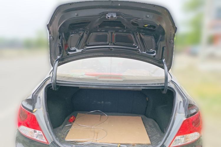 Used Hyundai Verna (older generation) 2010 Sedan 1.4L Manual Comfort GS Trunk