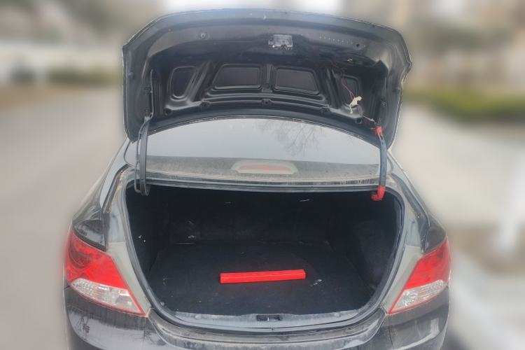 Used Hyundai Verna (older generation) 2010 Sedan 1.4L Manual Comfort GS Trunk