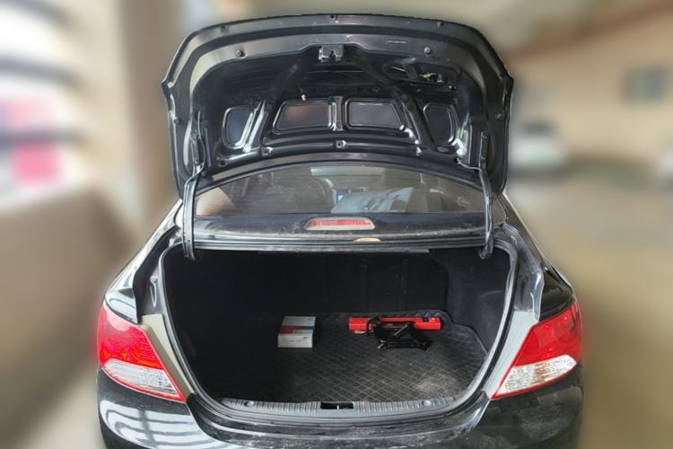 Used Hyundai Verna (older generation) 2010 Sedan 1.4L Manual Comfort GS Trunk