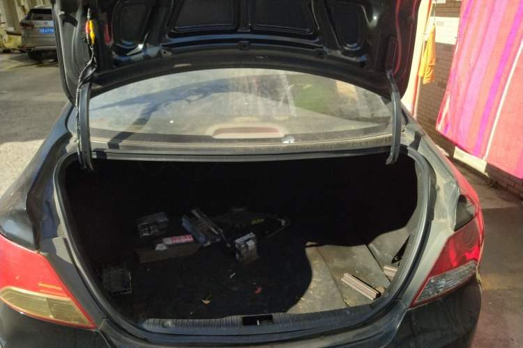 Used Hyundai Verna (older generation) 2010 Sedan 1.4L Manual Comfort GS Trunk
