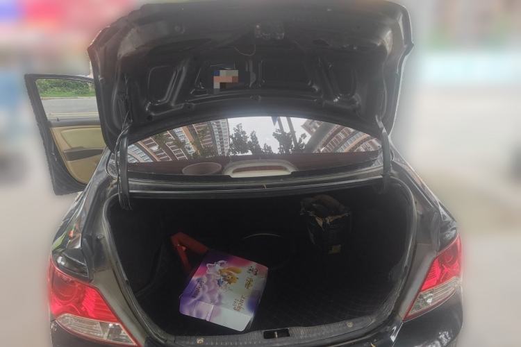 Used Hyundai Verna (older generation) 2010 Sedan 1.4L Manual Comfort GS Trunk