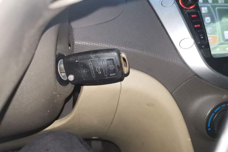 Used Hyundai Verna (older generation) 2010 Sedan 1.4L Manual Comfort GS Vehicle Key