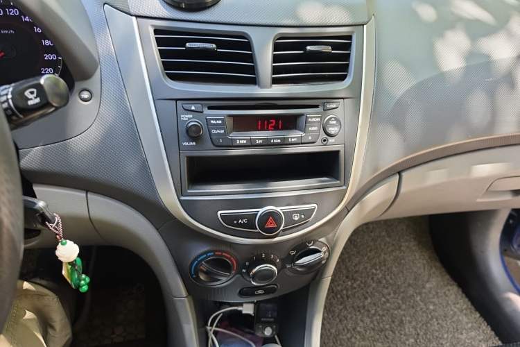 Used Hyundai Verna (older generation) 2010 Sedan 1.4L Automatic Fashionable GT Model Audio And AC Panel