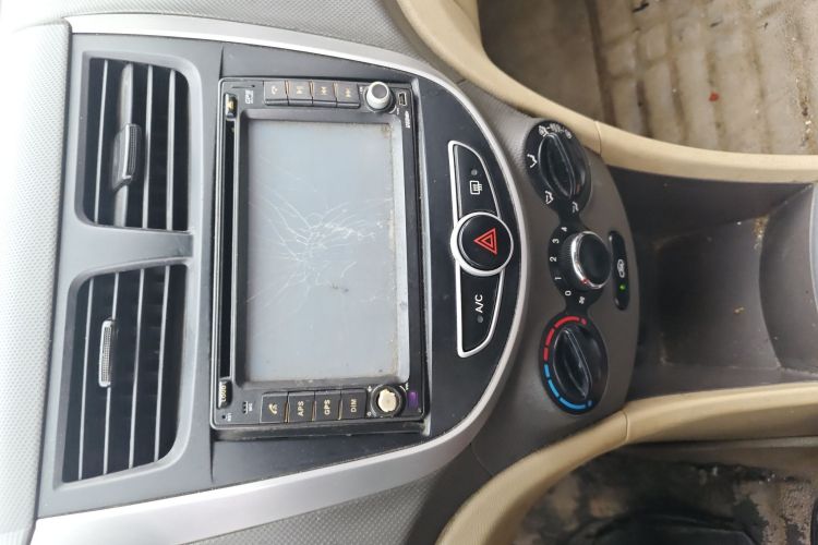 Used Hyundai Verna (older generation) 2010 Sedan 1.4L Manual Standard GL Model Audio And AC Panel