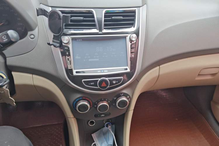 Used Hyundai Verna (older generation) 2010 Sedan 1.4L Manual Comfort GS Audio And AC Panel