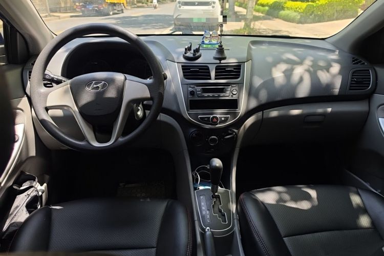 Used Hyundai Verna (older generation) 2010 Sedan 1.4L Automatic Fashionable GT Model Center Console