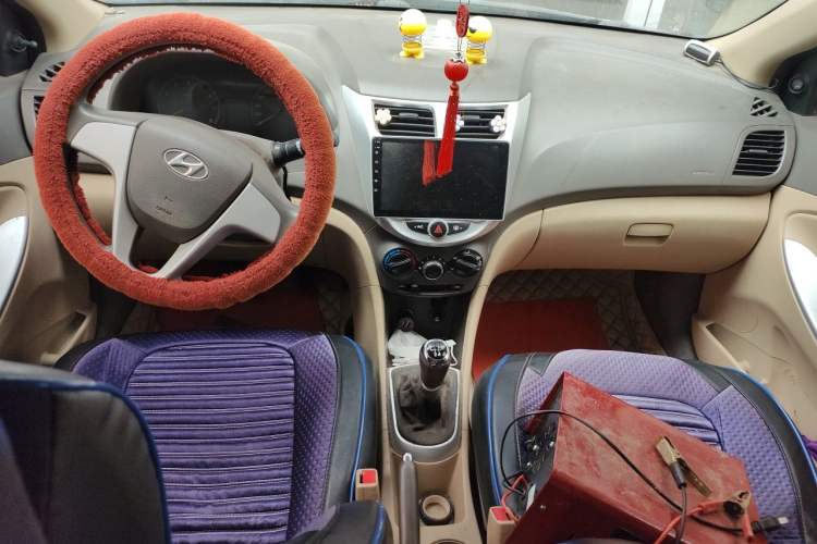 Used Hyundai Verna (older generation) 2010 Sedan 1.4L Manual Standard GL Model Center Console