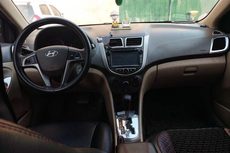 Used Hyundai Verna (older generation) 2010 Sedan 1.4L Automatic Fashionable GT Model Center Console