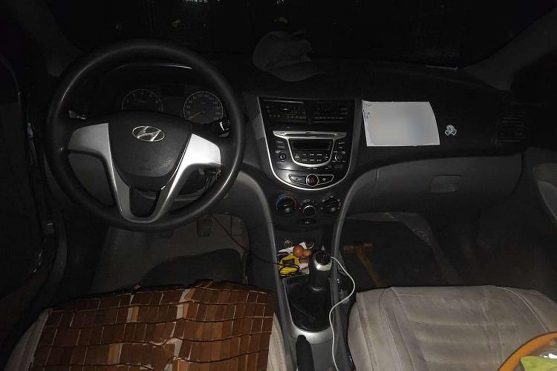 Used Hyundai Verna (older generation) 2010 Sedan 1.4L Manual Comfort GS Center Console