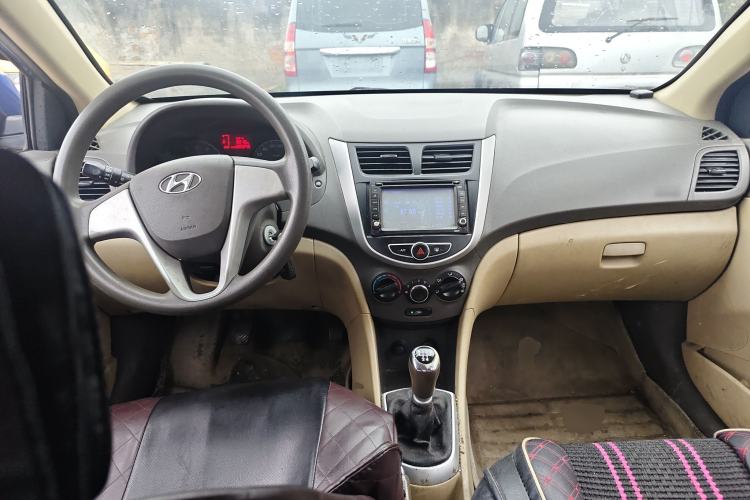 Used Hyundai Verna (older generation) 2010 Sedan 1.4L Manual Standard GL Model Center Console