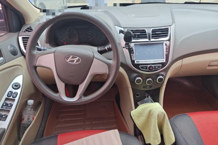 Used Hyundai Verna (older generation) 2010 Sedan 1.4L Manual Comfort GS Center Console