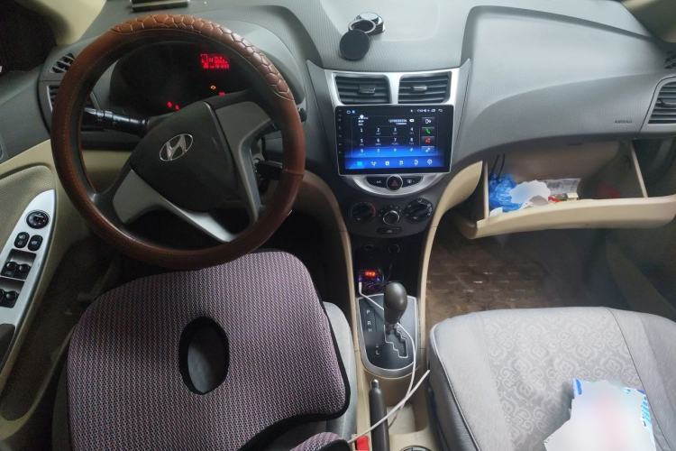 Used Hyundai Verna (older generation) 2010 Sedan 1.4L Automatic Comfort Model GS Center Console