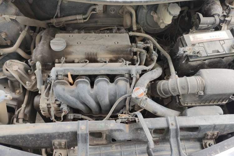 Used Hyundai Verna (older generation) 2010 Sedan 1.4L Manual Standard GL Model Engine Bay