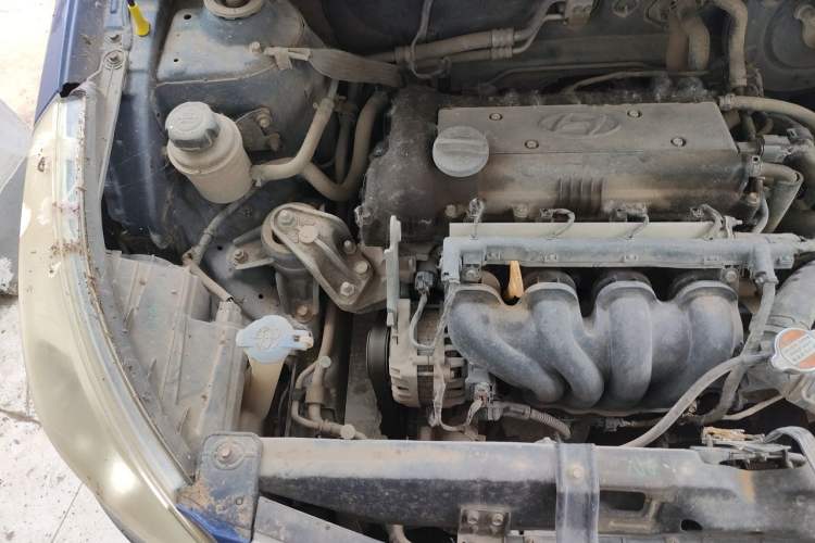Used Hyundai Verna (older generation) 2010 Sedan 1.4L Manual Standard GL Model Engine Bay Right