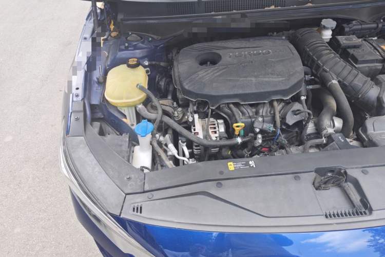 Used Hyundai Verna (older generation) 2010 Sedan 1.4L Manual Standard GL Model Engine Bay Right