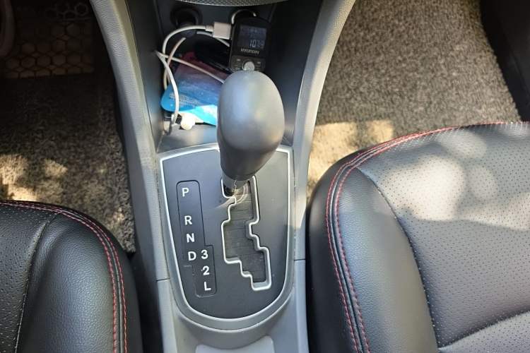 Used Hyundai Verna (older generation) 2010 Sedan 1.4L Automatic Fashionable GT Model Gear Lever