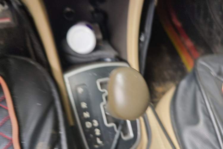 Used Hyundai Verna (older generation) 2010 Sedan 1.4L Automatic Comfort Model GS Gear Lever