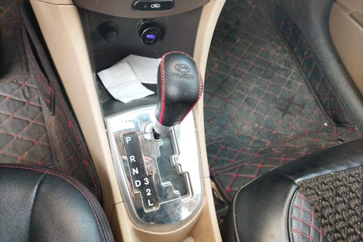 Used Hyundai Verna (older generation) 2010 Sedan 1.4L Automatic Fashionable GT Model Gear Lever