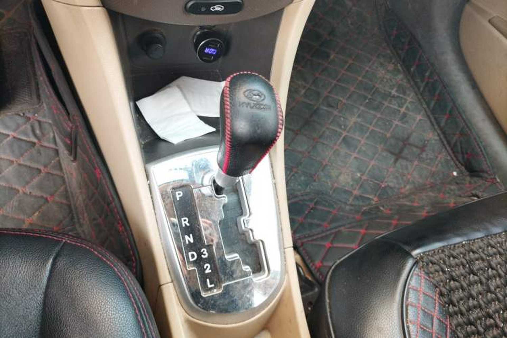Used Hyundai Verna (older generation) 2010 Sedan 1.4L Automatic Fashionable GT Model Gear Lever