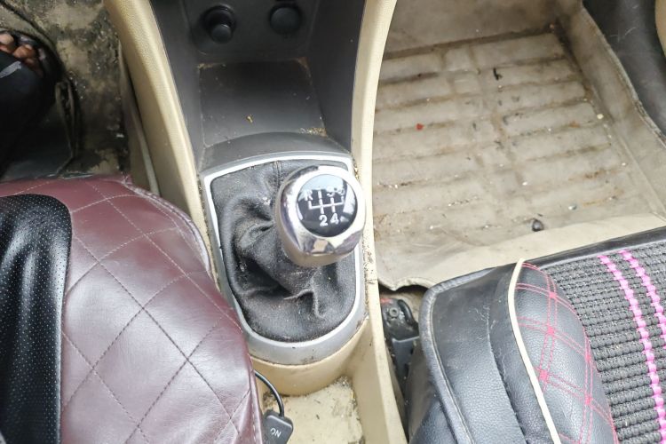 Used Hyundai Verna (older generation) 2010 Sedan 1.4L Manual Standard GL Model Gear Lever