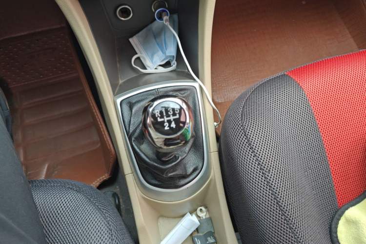 Used Hyundai Verna (older generation) 2010 Sedan 1.4L Manual Comfort GS Gear Lever
