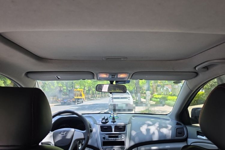 Used Hyundai Verna (older generation) 2010 Sedan 1.4L Automatic Fashionable GT Model Headliner