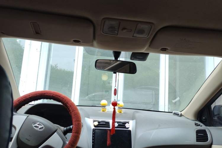 Used Hyundai Verna (older generation) 2010 Sedan 1.4L Manual Standard GL Model Headliner
