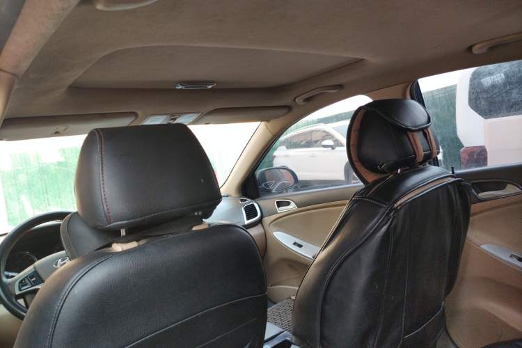 Used Hyundai Verna (older generation) 2010 Sedan 1.4L Automatic Fashionable GT Model Headliner