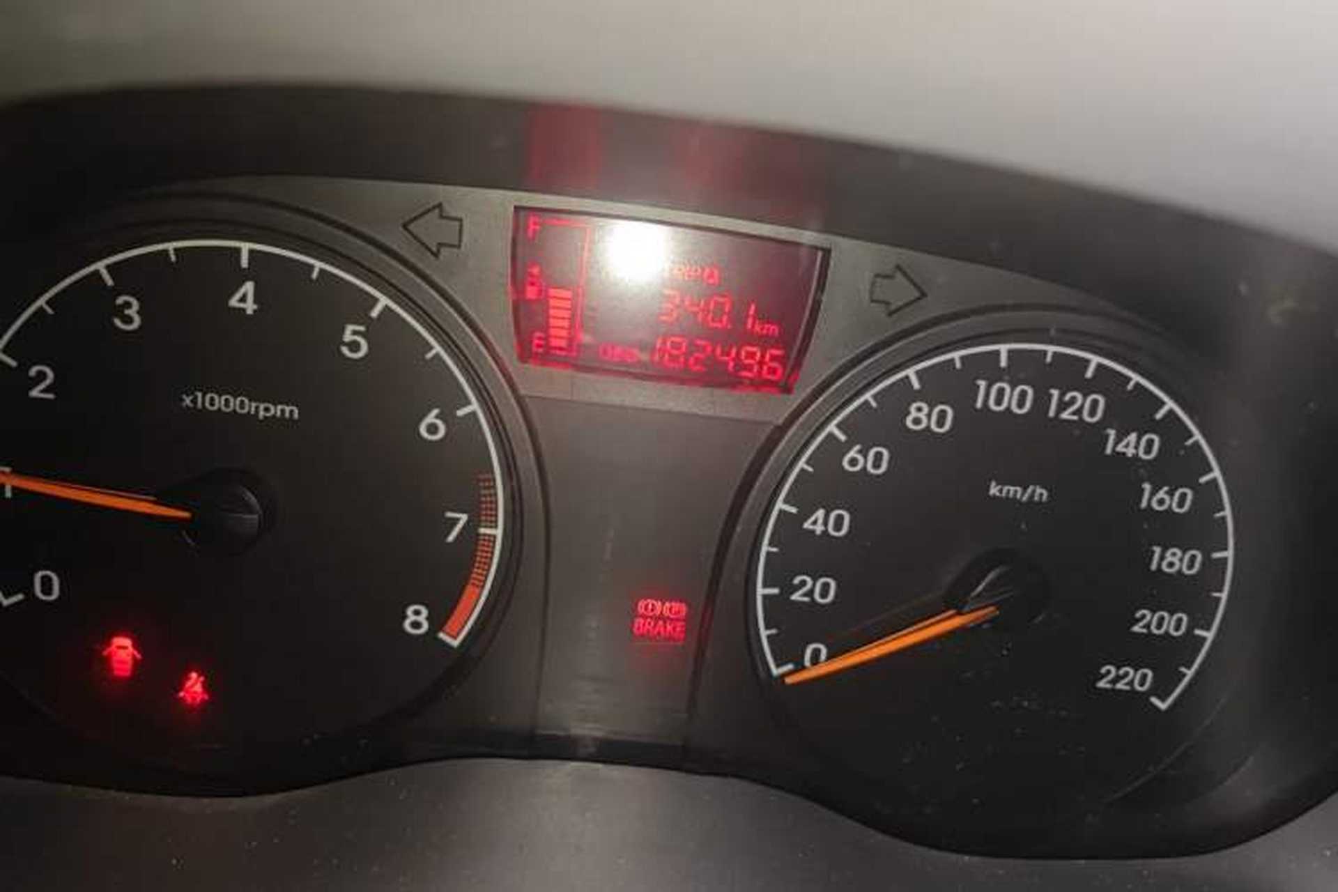 Used Hyundai Verna (older generation) 2010 Sedan 1.4L Manual Comfort GS Odometer Close Up