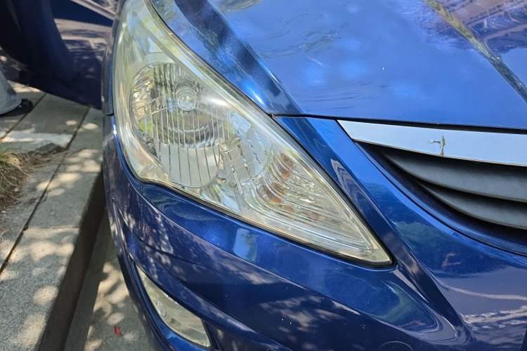 Used Hyundai Verna (older generation) 2010 Sedan 1.4L Automatic Fashionable GT Model Right Front Headlight
