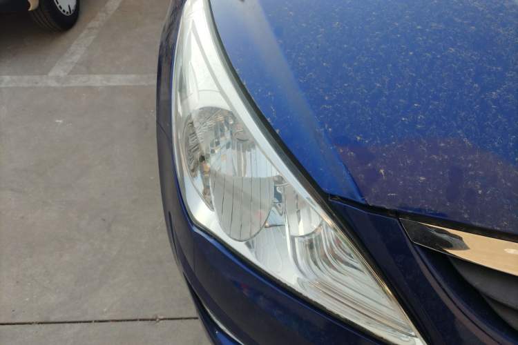 Used Hyundai Verna (older generation) 2010 Sedan 1.4L Automatic Fashionable GT Model Right Front Headlight