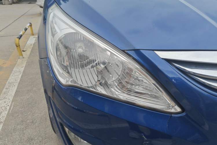 Used Hyundai Verna (older generation) 2010 Sedan 1.4L Manual Comfort GS Right Front Headlight