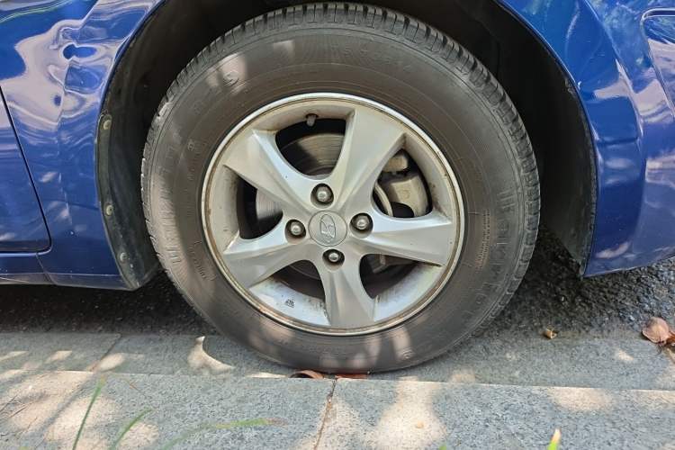 Used Hyundai Verna (older generation) 2010 Sedan 1.4L Automatic Fashionable GT Model Right Front Wheel Hub