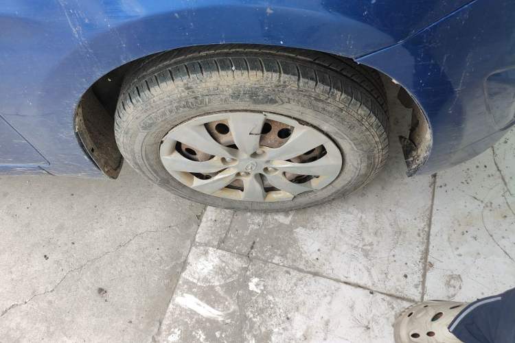 Used Hyundai Verna (older generation) 2010 Sedan 1.4L Manual Standard GL Model Right Front Wheel Hub