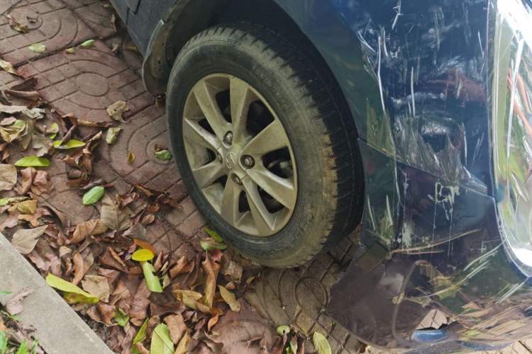 Used Hyundai Verna (older generation) 2010 Sedan 1.4L Automatic Comfort Model GS Right Front Wheel Hub