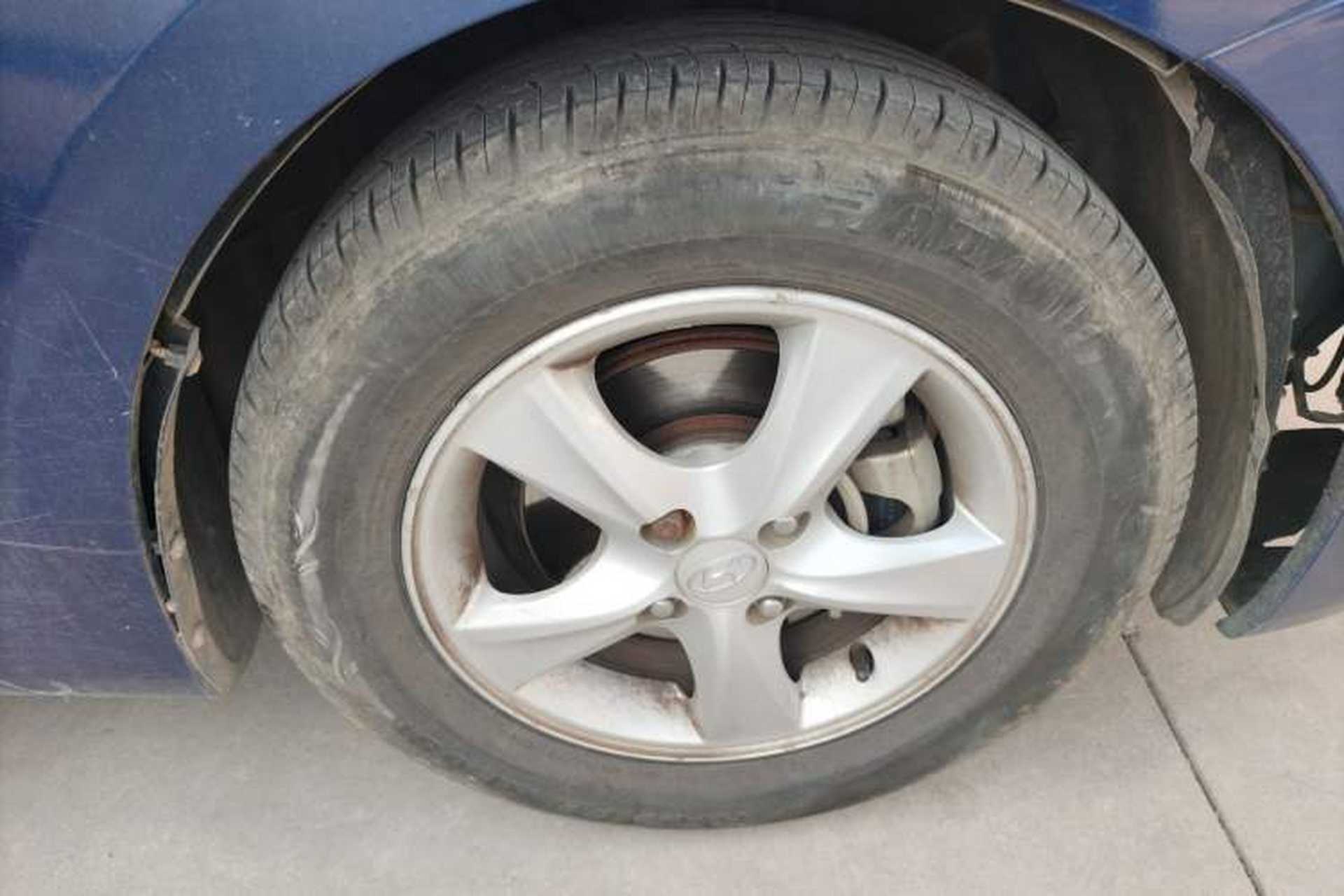 Used Hyundai Verna (older generation) 2010 Sedan 1.4L Automatic Fashionable GT Model Right Front Wheel Hub
