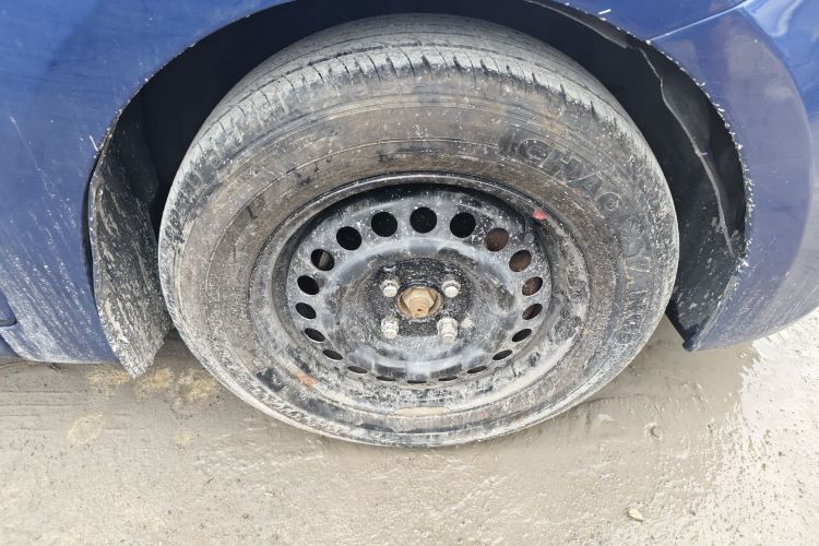 Used Hyundai Verna (older generation) 2010 Sedan 1.4L Manual Standard GL Model Right Front Wheel Hub