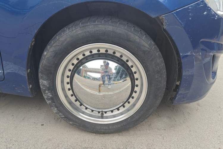 Used Hyundai Verna (older generation) 2010 Sedan 1.4L Manual Comfort GS Right Front Wheel Hub